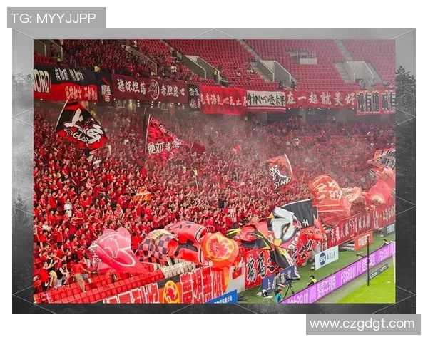 重庆与大连激战正酣足球盛宴引发球迷热情高涨