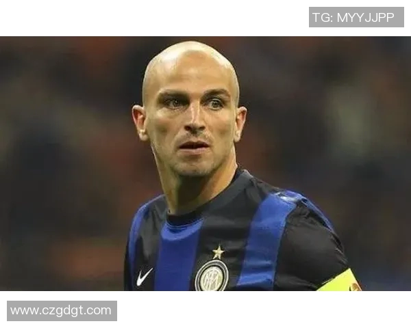 马丁内斯的传奇之路:从草根球员到世界足球的璀璨明星 马丁内斯的传奇之路:从草根球员到世界足球的璀璨明星